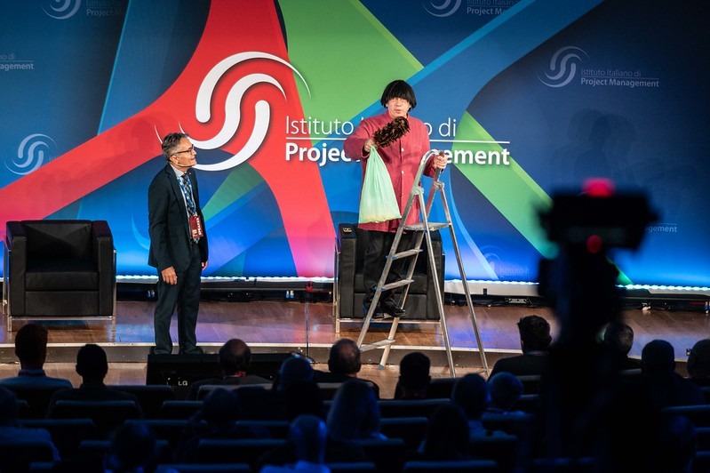 Marco Marzocca in uno dei suoi personaggi e il Professor Daniele Rimini